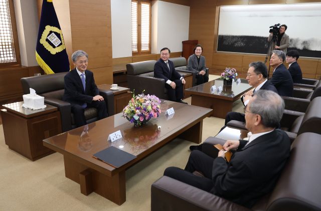 이재명 정부가 임명하는 첫 대법관 후보군을 선별하는 후보추천위원회가 열린 21일 서울 서초구 대법원에서 조희대 대법원장(왼쪽 첫번째)이 인사말하고 있다. 연합뉴스