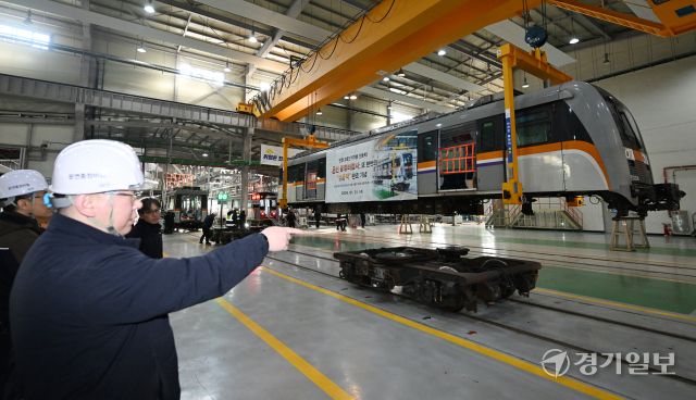 21일 인천 남동구 인천교통공사 운연차량사업소 정비창에서 중정비팀 직원들이 대차에서 분리한 2호선 전동차 차체(객실)를 정비를 위해 크레인으로 옮기고 있다.