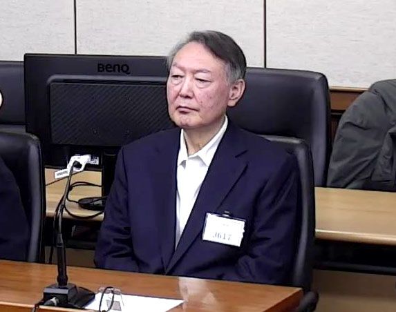 윤석열 전 대통령이 지난 16일 서울 서초구 서울중앙지방법원에서 열린 특수공무집행방해, 범인도피교사, 직권남용 권리행사방해 혐의 등 사건에 대한 1심 선고 공판에 출석해 피고인석에 앉아 있다. 윤 전 대통령은 이날 징역 5년을 선고받았다. 연합뉴스