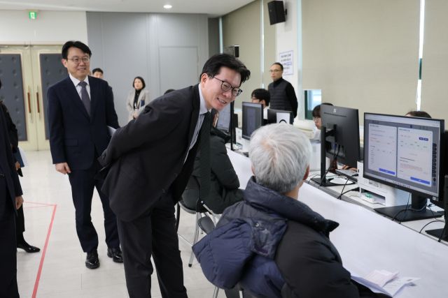 이승수 중부지방국세청장이 20일 동안산세무서, 21일 구리세무서 등을 잇따라 방문하며 납세자들이 부가가치세를 신고하는 데 불편한 점은 없는지 묻고 있다. 중부지방국세청 제공