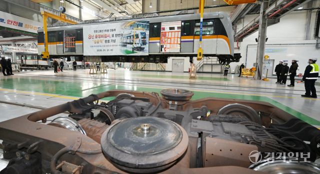 21일 인천 남동구 인천교통공사 운연차량사업소 정비창에서 중정비팀 직원들이 대차에서 분리한 2호선 전동차 차체(객실)를 정비를 위해 크레인으로 옮기고 있다.