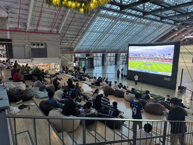 상플응원단 행사에 참여한 시민들이 스포츠 경기를 시청하고 있다. 인천관광공사 제공