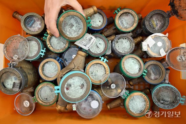 연일 영하권의 매서운 한파가 이어진 22일 인천의 한 상수도사업소에서 수도계량기 교체반 관계자가 동파된 수도계량기를 정리하고 있다. 인천상수도사업본부는 동파 예방을 위해 디지털 수도계량기 설치를 지속 확대할 계획이다. 조병석기자