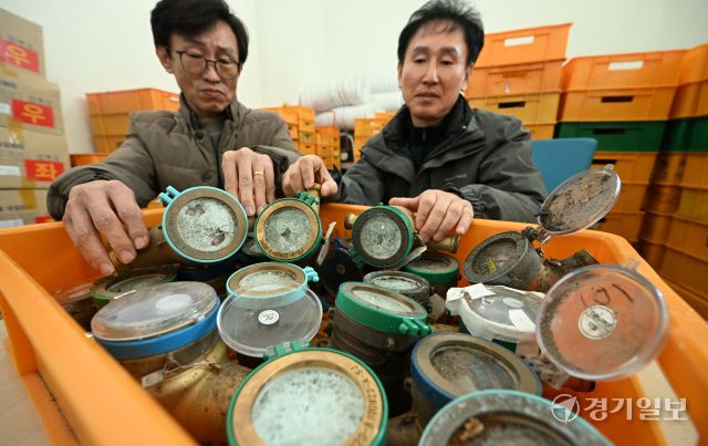 연일 영하권의 매서운 한파가 이어진 22일 인천의 한 상수도사업소에서 수도계량기 교체반 관계자가 동파된 수도계량기를 정리하고 있다. 인천상수도사업본부는 동파 예방을 위해 디지털 수도계량기 설치를 지속 확대할 계획이다. 조병석기자