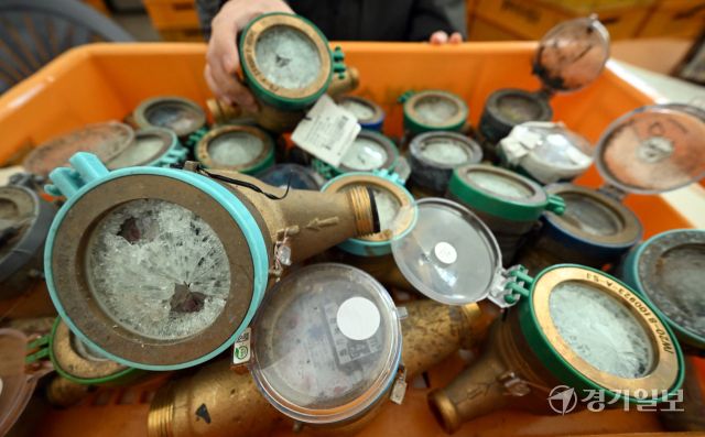 연일 영하권의 매서운 한파가 이어진 22일 인천의 한 상수도사업소에서 수도계량기 교체반 관계자가 동파된 수도계량기를 정리하고 있다. 인천상수도사업본부는 동파 예방을 위해 디지털 수도계량기 설치를 지속 확대할 계획이다. 조병석기자