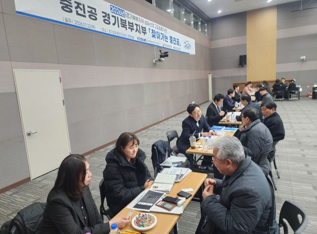 22일 경기섬유종합지원센터에서 열린 ‘찾아가는 중진공’ 행사에서 1대1 상담부스를 찾은 참가자들이 의견을 나누고 있다. 중소벤처기업진흥공단 경기북부지부 제공