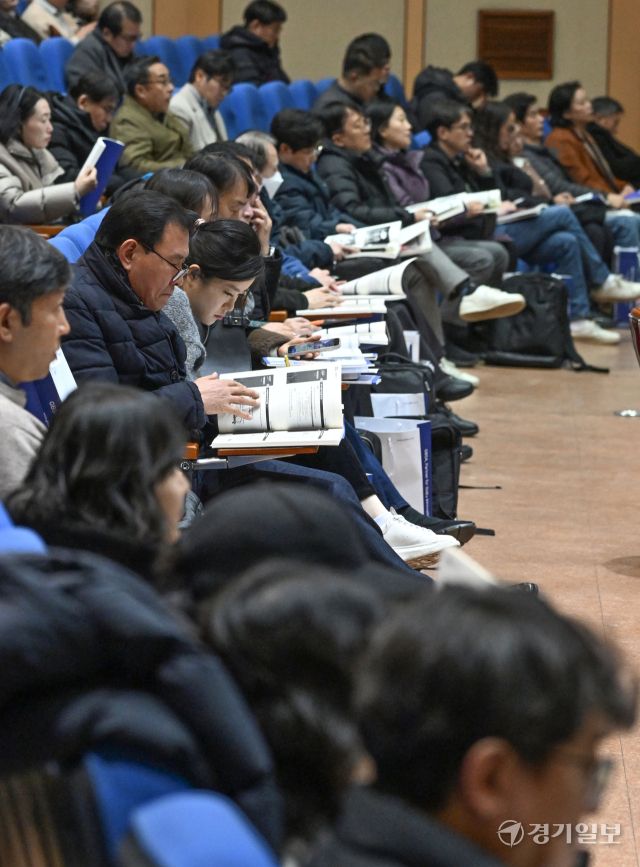 22일 수원특례시 경기도경제과학진흥원 경기홀에서 열린 ‘2026년 중소·벤처기업 지원시책 합동설명회’에서 도내 중소·벤처기업 관계자들이 각종 지원시책 내용을 담은 자료집을 살펴보고 있다. 김시범기자
