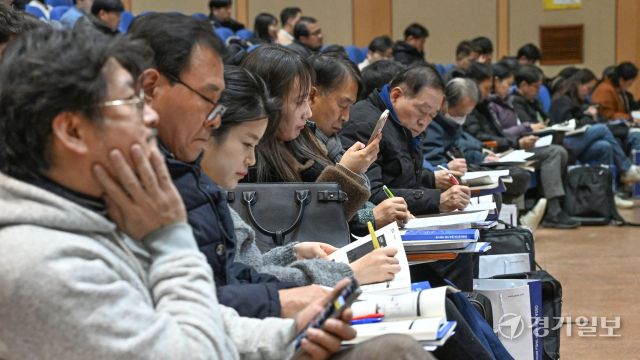 22일 수원특례시 경기도경제과학진흥원 경기홀에서 열린 ‘2026년 중소·벤처기업 지원시책 합동설명회’에서 도내 중소·벤처기업 관계자들이 각종 지원시책 내용을 담은 자료집을 살펴보고 있다. 김시범기자