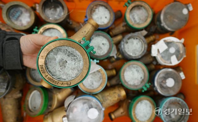 연일 영하권의 매서운 한파가 이어진 22일 인천의 한 상수도사업소에서 수도계량기 교체반 관계자가 동파된 수도계량기를 정리하고 있다. 인천상수도사업본부는 동파 예방을 위해 디지털 수도계량기 설치를 지속 확대할 계획이다. 조병석기자