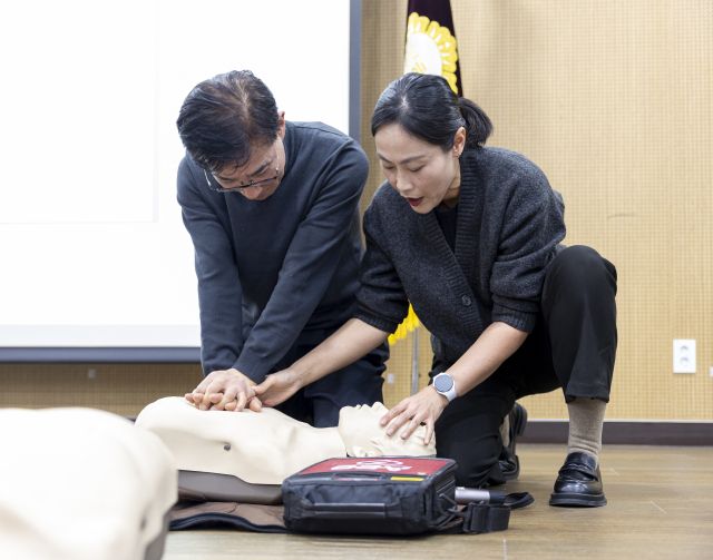 김학기 의왕시의회의장(왼쪽)이 소방안전 및 응급처치 교육을 받고 있다. 의왕시의회 제공