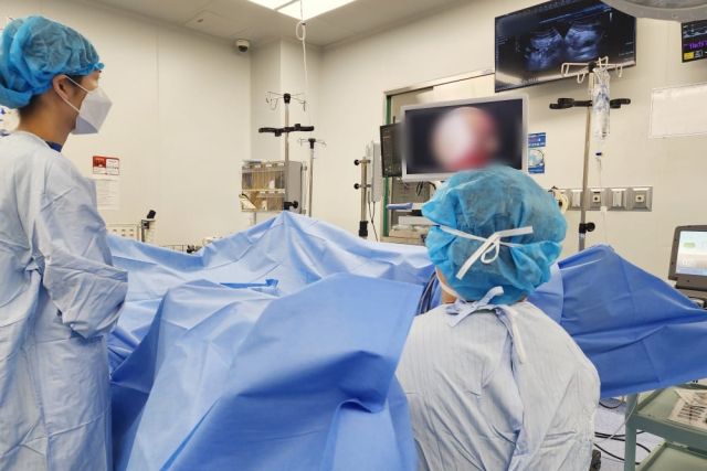 노주환(왼쪽 세번째) 인천세종병원 비뇨의학과 과장이 전립선비대증 환자에게 리줌시술을 시행하고 있다. 인천세종병원