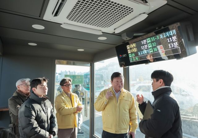 박승삼 부시장이 한파쉼터인 버스정류소 스마트셸터를 점검하고 있다. 시흥시 제공