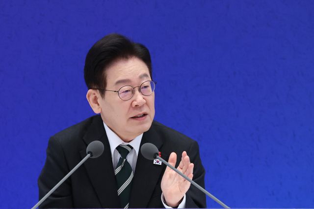 이재명 대통령이 21일 청와대 영빈관에서 열린 신년기자회견에서 발언하고 있다. 연합뉴스