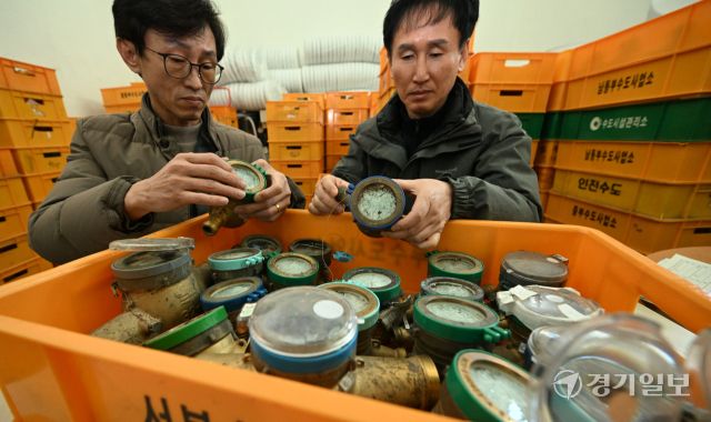 연일 영하권의 매서운 한파가 이어진 22일 인천의 한 상수도사업소에서 수도계량기 교체반 관계자가 동파된 수도계량기를 정리하고 있다. 인천상수도사업본부는 동파 예방을 위해 디지털 수도계량기 설치를 지속 확대할 계획이다. 조병석기자