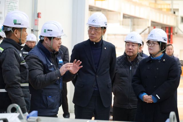 김주영 국회의원(가운데)이 김포골드라인 관계자로부터 현장 운영과 관련해 설명을 듣고 있다. 김주영 국회의원실 제공