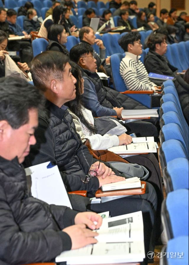 22일 수원특례시 경기도경제과학진흥원 경기홀에서 열린 ‘2026년 중소·벤처기업 지원시책 합동설명회’에서 도내 중소·벤처기업 관계자들이 각종 지원시책 내용을 담은 자료집을 살펴보고 있다. 김시범기자