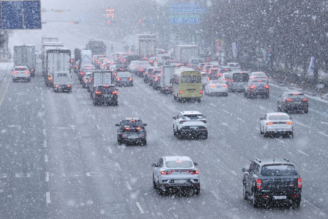 폭설 속 출근길 풍경. 연합뉴스