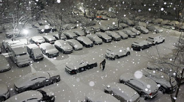 23일 밤 서울 인천시 남동구 한 아파트 단지에서 시민들이 내리는 눈을 맞으며 발걸음을 재촉하고 있다.