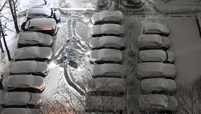 23일 밤 서울 인천시 남동구 한 아파트 단지 주차장에서 시민들이 내리는 눈을 치우고 있다.