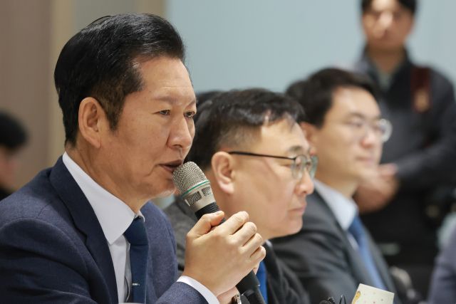 더불어민주당 정청래 대표가 23일 충북 진천 국가대표선수촌에서 열린 민주당-국가대표 지도자 간담회에 참석해 인사말하고 있다. 연합뉴스