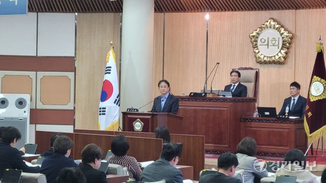 23일 개회한 제301회 고양시의회 임시회 본회의에서 이동환 고양특례시장이 2026년도 시정업무보고 건에 대한 시정연설을 하고 있다. 신진욱기자
