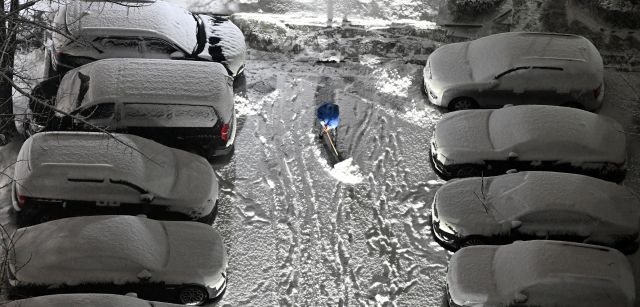 23일 밤 서울 인천시 남동구 한 아파트 단지 주차장에서 시민들이 내리는 눈을 치우고 있다.