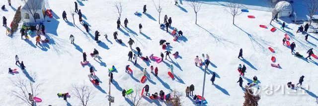 의왕 왕송호수 겨울축제 ‘겨울아놀자’, 알록달록 썰매놀이 북적 [포토뉴스]