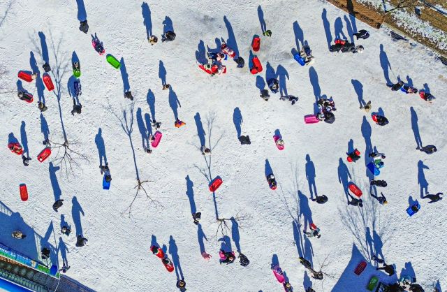 의왕 왕송호수 겨울축제 ‘겨울아놀자’, 알록달록 썰매놀이 북적 [포토뉴스]