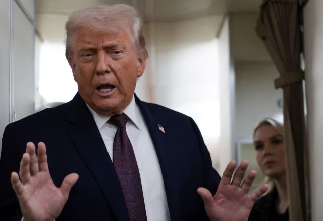 U.S. President Donald Trump speaks to reporters over the North Atlantic as he returns to Washington from the World Economic Forum (WEF) in Davos, Switzerland, aboard Air Force One, U.S., January 22, 2026. REUTERS/Jonathan Ernst