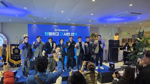 24일 현근택 변호사가 용인시 처인구의 한 카페에서 ‘현명하고 근사한 선택’ 출판기념회를 열었다. 현근택 변호사 제공