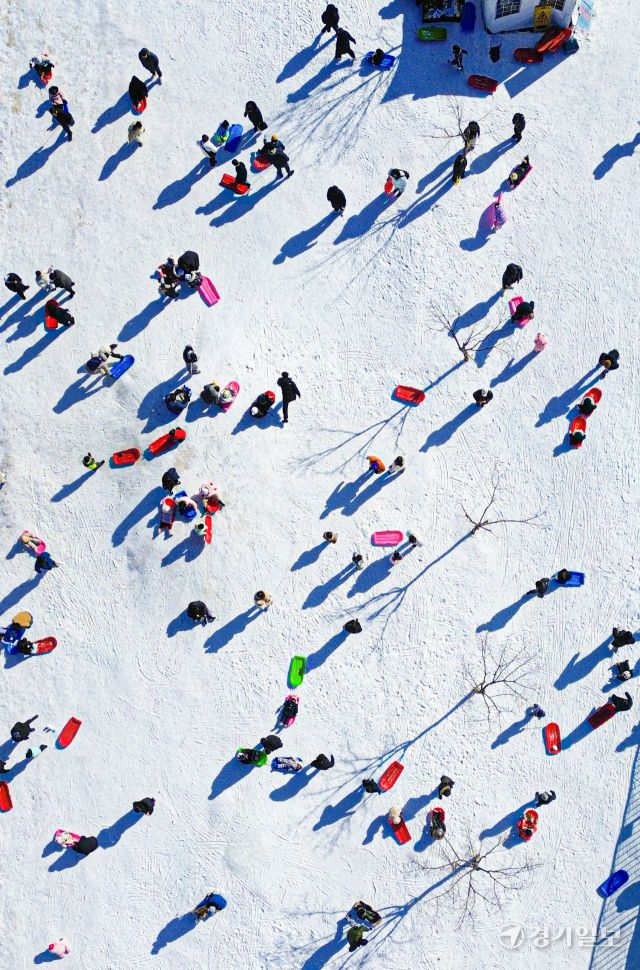 의왕 왕송호수 겨울축제 ‘겨울아놀자’, 알록달록 썰매놀이 북적 [포토뉴스]