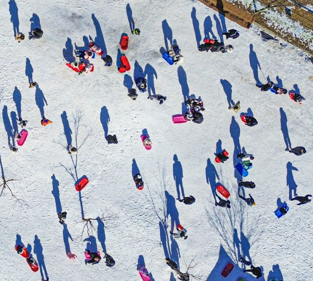의왕 왕송호수 겨울축제 ‘겨울아놀자’, 알록달록 썰매놀이 북적 [포토뉴스]