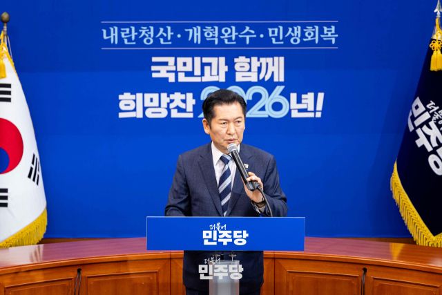 정청래 더불어민주당 대표가 22일 국회 본청 당대표회의실에서 조국혁신당과의 합당을 제안하는 긴급기자회견을 하고 있다. 민주당 제공