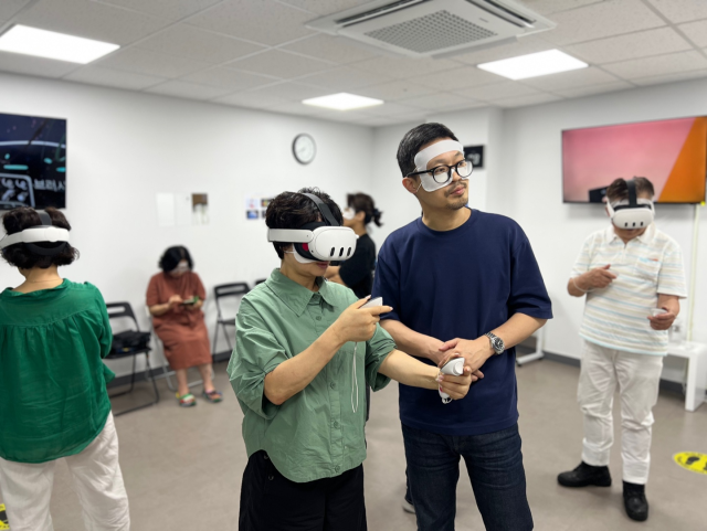 최근 인천 미추홀구 주안영상미디어센터에서 열린 ‘가상현실(VR) 체험’에서 한 학생이 컨트롤러를 움직이고 있다. 주안영상미디어센터 제공