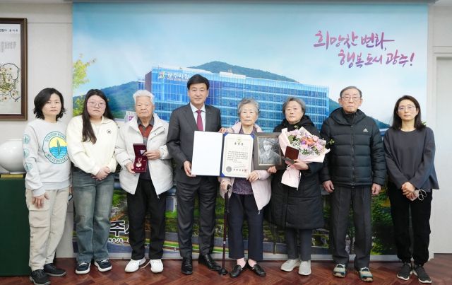 방세환 광주시장(왼쪽 네 번째)이 6·25전쟁에 참전해 공을 세운 故최갑용 소위의 유가족에게 화랑무공훈장과 증서를 전달하고 유가족들과 기념 촬영을 하고 있다. 광주시 제공