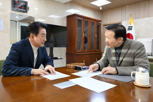김동근 의정부시장이 임태희 경기도교육감에게 지역 내 교육 현안 사항을 건의 하고 있다. 의정부시 제공