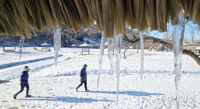 전국적으로 한파가 지속된 25일 인천대공원 어울정원 원두막 아래 매달린 고드름 사이로 시민들이 산책을 하고 있다. 조병석기자