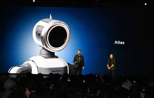 알베르토 로드리게즈(왼쪽) 보스턴다이내믹스 아틀라스 행동 정책 담당과 캐롤리나 파라다 구글 딥마인드 로보틱스 총괄이 발표하는 모습. 현대자동차그룹