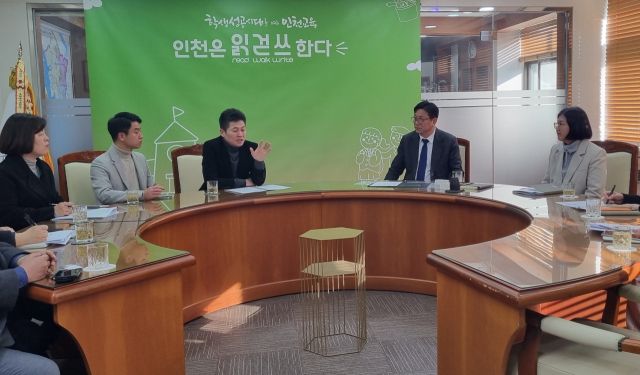 김정헌 중구청장(왼쪽 세번째) 도성훈 인천시교육감(오른쪽 두번째)과 시교육청 관계자들에게 영종교육지원청 설립을 촉구하고 있다. 중구청 제공