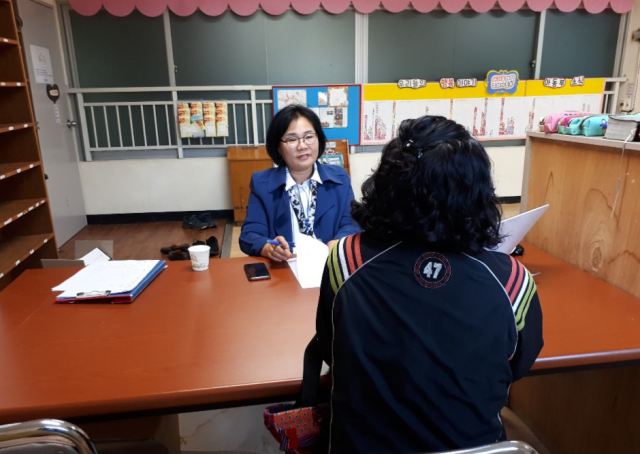 주빌리 은행 관계자가 채무자와 상담하고 있다. 주빌리은행