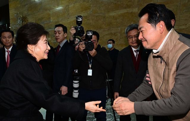 박근혜 전 대통령이 22일 국회 로텐더홀 단식 농성장에서 통일교·공천헌금 '쌍특검' 수용을 요구하며 여드레째 단식 중인 국민의힘 장동혁 대표를 방문해 인사하고 있다. 연합뉴스