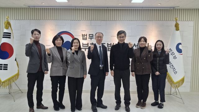 부천준법지원센터가 지난 23일 역곡2동 지역 안전을 위해 열린 업무설명회에서 참석자들이 기념촬영을 하고 있다.부천준법지원센터 제공.