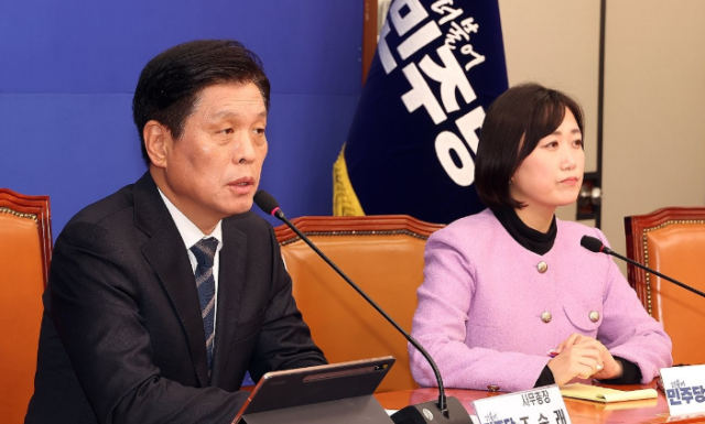 더불어민주당 조승래 사무총장(왼쪽)이 25일 국회에서 현안 관련 기자 간담회를 열고 있다. 연합뉴스