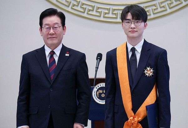 이재명 대통령이 2일 청와대 영빈관에서 열린 신년 인사회에서 프로게이머 '페이커' 이상혁 선수에게 포상한 뒤 기념촬영을 하고 있다. 연합뉴스