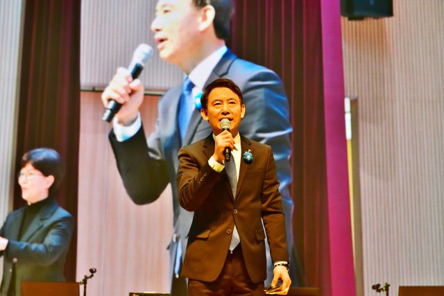 최현덕 전 남양주 부시장이 24일 남양주체육문화센터에서 열린 ‘최현덕의 두 발로’ 북콘서트에서 인사말을 하고 있다. 최현덕 전 부시장 제공
