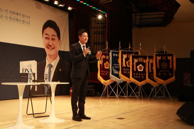 김진경 경기도의회 의장이 24일 오후 시흥시청소년수련관에서 첫 저서 '김진경의 시흥 DNA'에 담은 시흥의 비전에 대해 이야기 하고 있다. 김진경의장 제공.