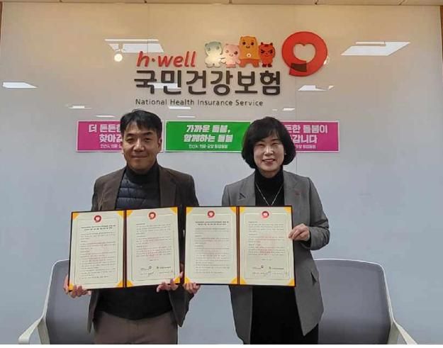 국민건강보험공단 안산지사와 안산지역자활센터가 최근 지역사회 및 요양 통합 돌봄 체계 강화를 위한 업무 협약을 체결하고 있다. 건강보험공단 안산지사 제공