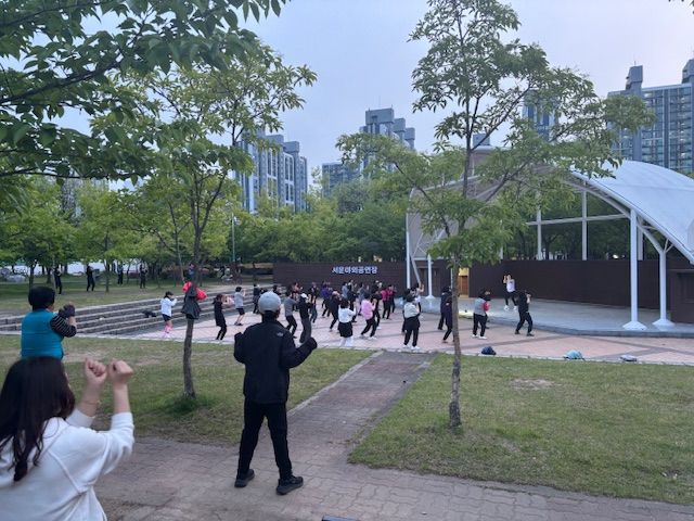 인천 계양구 서운체육공원에서 주민들이 건강체조 프로그램을 하고 있다. 계양구청 제공