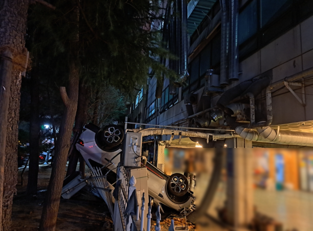 1층으로 추락한 음주운전 차량. 연합뉴스