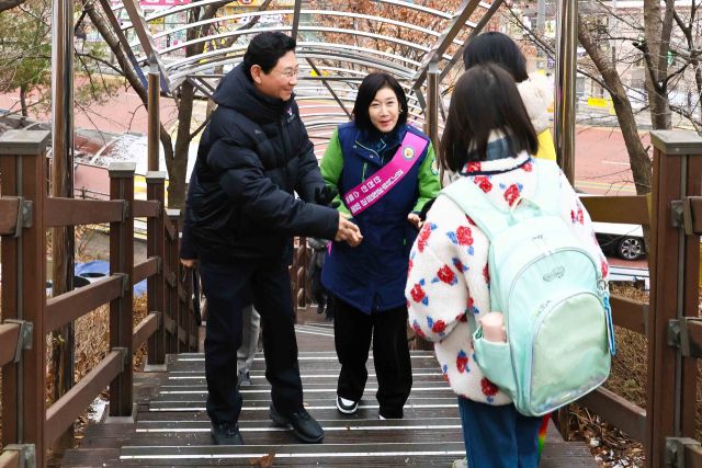 이상일 시장은 지난해 12월16일 기흥구 중일초에서 등굣길 교통지도 봉사와 함께 통학로 안전을 점검했다. 용인시 제공